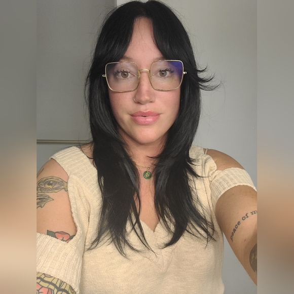 Meet your Posher, Kaitlyn 🌺 - Picture 2 of 5